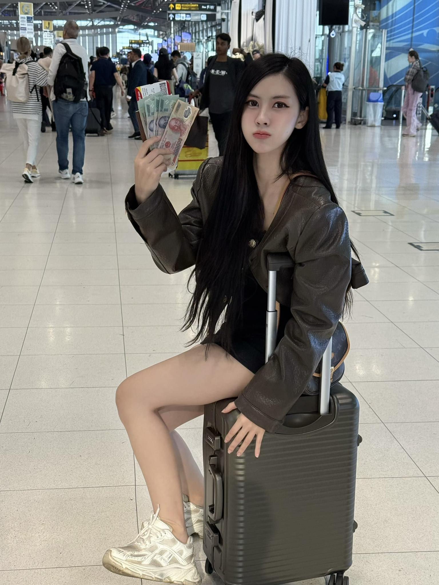 Du xuân Việt Nam, diện áo dài Tết, hot girl Thái Lan khiến CĐM thích thú, hết lời tán dương- Ảnh 2.