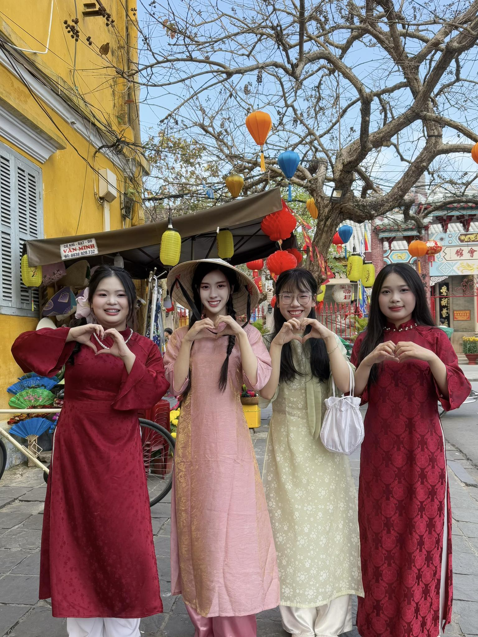 Du xuân Việt Nam, diện áo dài Tết, hot girl Thái Lan khiến CĐM thích thú, hết lời tán dương- Ảnh 5.