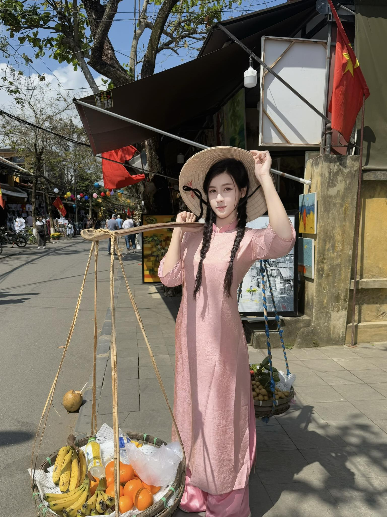 Du xuân Việt Nam, diện áo dài Tết, hot girl Thái Lan khiến CĐM thích thú, hết lời tán dương- Ảnh 4.