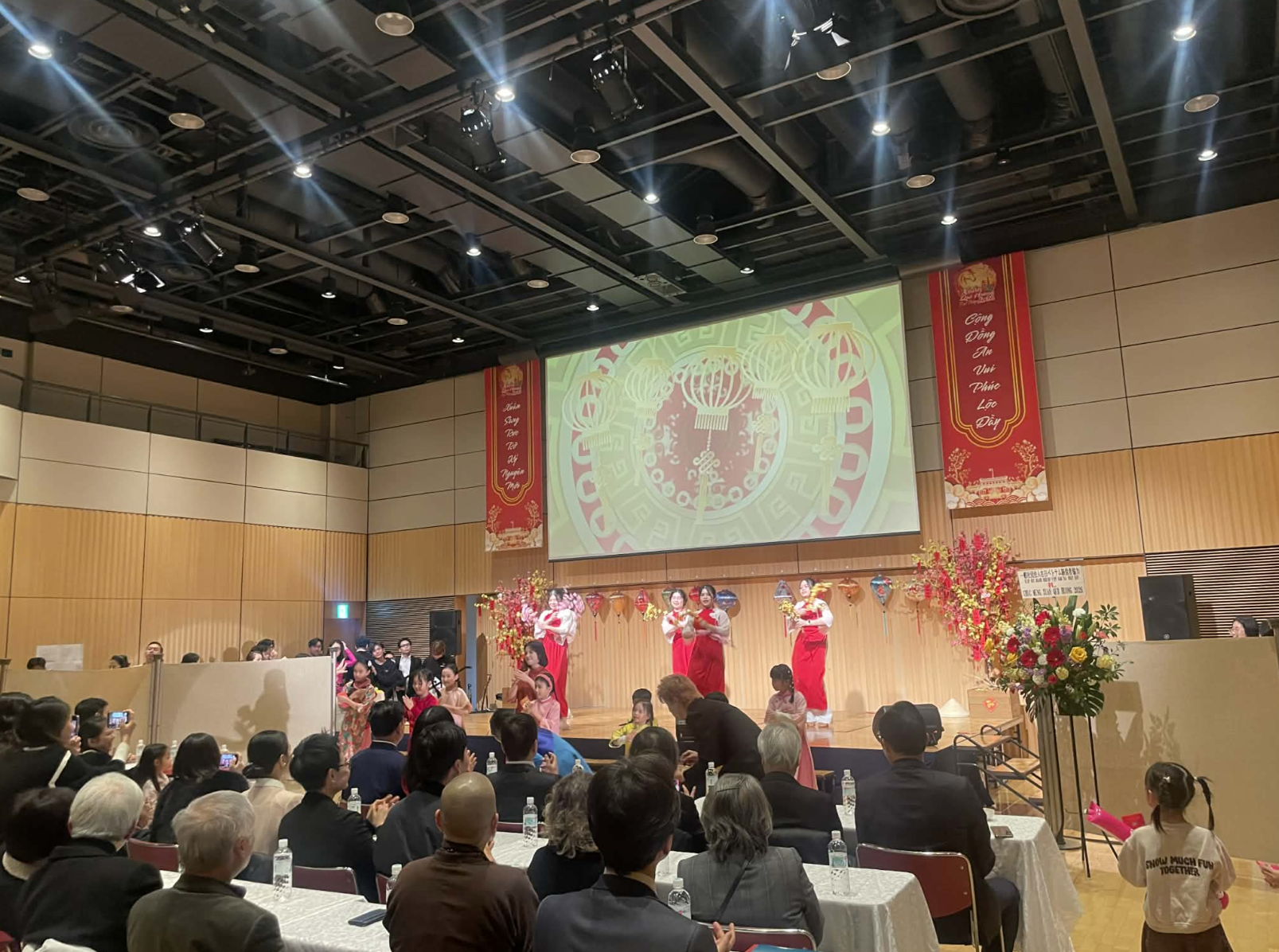 Người Việt ở nước ngoài đón Tết gần, lo liệu dài hơi- Ảnh 1.