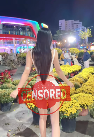 Ngay đầu năm, hot girl này đã gây tranh cãi với trang phục dạo phố vô cùng phản cảm- Ảnh 2.