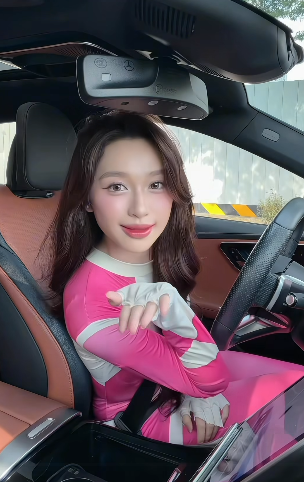 "Biến hình" thành siêu nhân để… lái xe, hot girl khiến người xem thích thú photo 1771345337407 1771345339425225570535 1771345659437 17713456606501078670012 1771392418640 17713924196491220573167