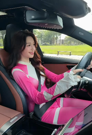 "Biến hình" thành siêu nhân để… lái xe, hot girl khiến người xem thích thú photo 1771345375323 17713453777851858850148 1771345665445 1771345666201489478007 1771392424025 1771392424914518238955