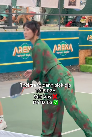 Không còn “vén váy” chơi Pickleball, Nàng Kim lại gây tranh cãi khi diện… áo bà ba quay clip- Ảnh 1.