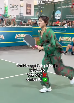 Không còn “vén váy” chơi Pickleball, Nàng Kim lại gây tranh cãi khi diện… áo bà ba quay clip- Ảnh 2.