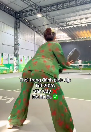 Không còn “vén váy” chơi Pickleball, Nàng Kim lại gây tranh cãi khi diện… áo bà ba quay clip- Ảnh 4.