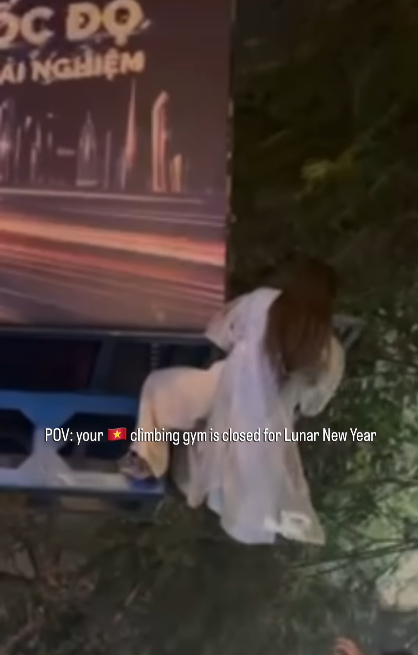 Mặc áo dài “trèo” lên biển quảng cáo, hot girl xinh đẹp khiến người xem tá hỏa- Ảnh 1.