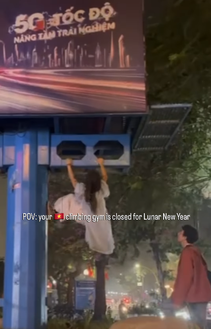 Mặc áo dài “trèo” lên biển quảng cáo, hot girl xinh đẹp khiến người xem tá hỏa- Ảnh 2.