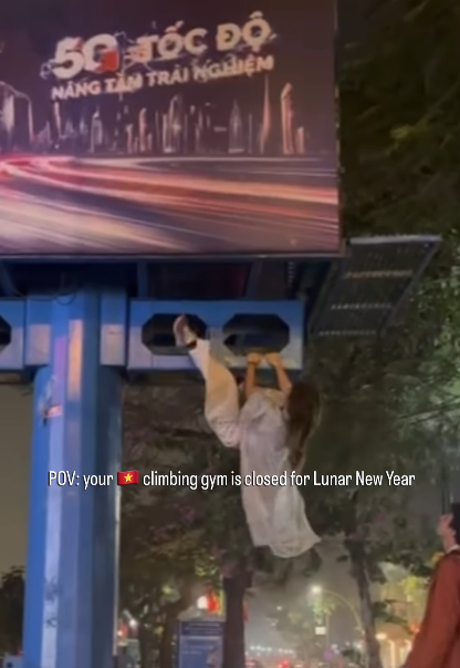 Mặc áo dài “trèo” lên biển quảng cáo, hot girl xinh đẹp khiến người xem tá hỏa- Ảnh 4.