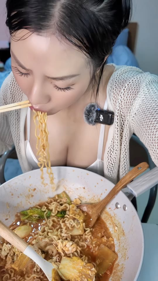 Làm video mukbang ăn mì tôm, hot girl xinh đẹp hút hơn 1 triệu view chỉ trong tíc tắc- Ảnh 1.