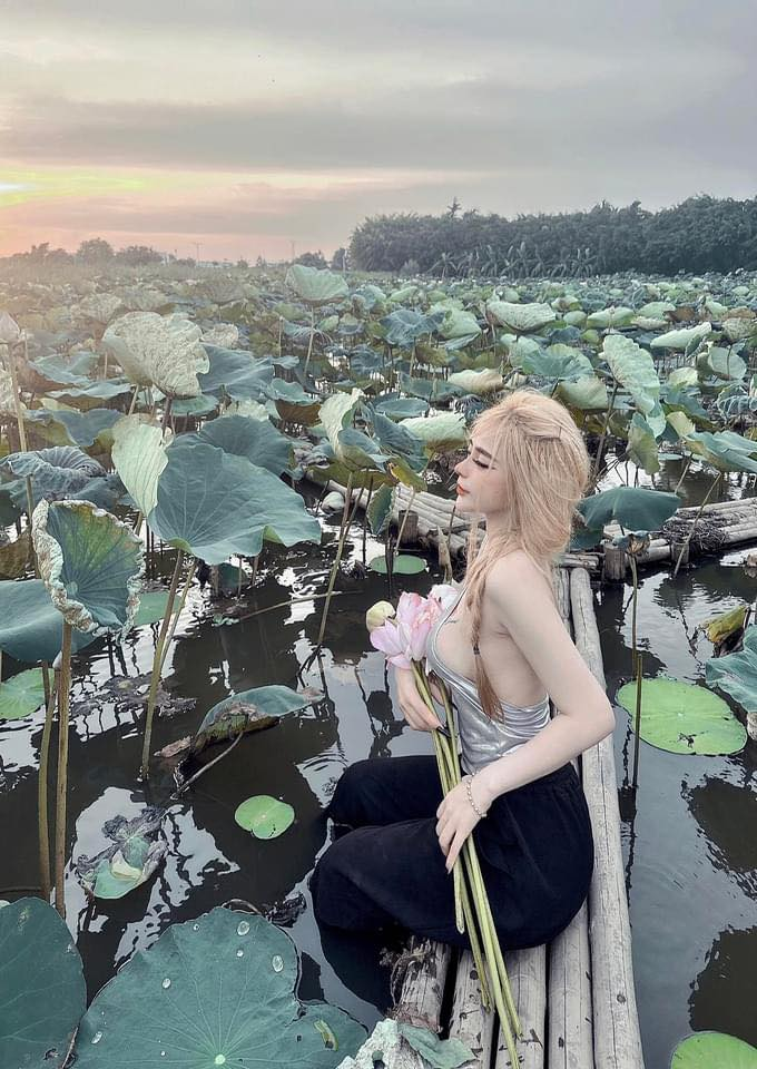 Ngồi nướng thịt, hot girl bất ngờ