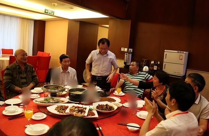 Liên hoan 10 người thì 9 người