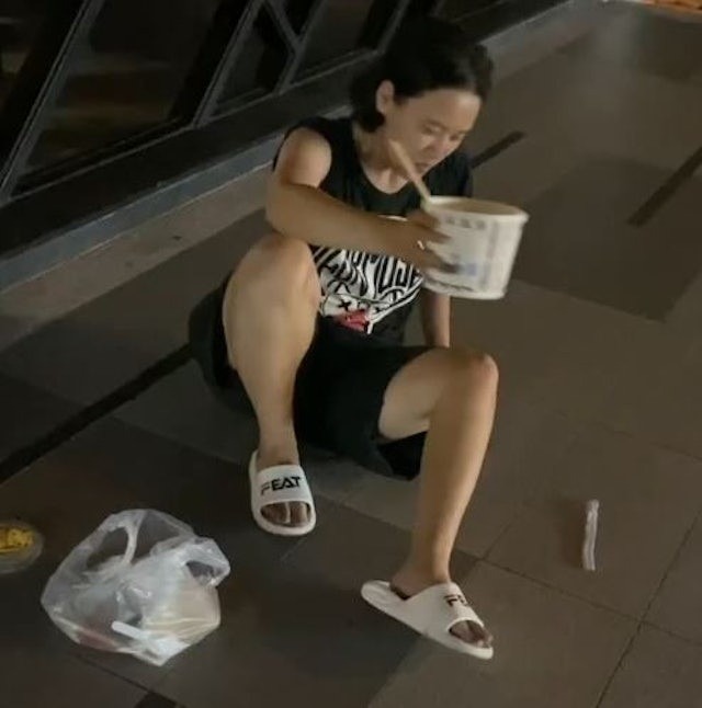 Cái kết của người vợ trẻ trong mối tình ông - cháu gây sốc showbiz: Điên loạn, lang thang đầu đường xó chợ ăn xin- Ảnh 7.