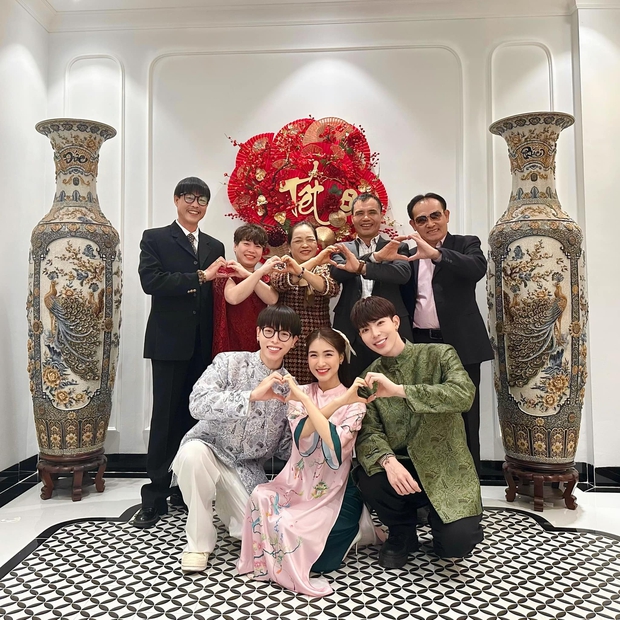 Hoa dâm bụt giữ chuỗi gặp mặt đầu năm, 3 gia đình sum vầy đầu xuân- Ảnh 3. Hoa dâm bụt giữ chuỗi gặp mặt đầu năm, 3 gia đình sum vầy đầu xuân- Ảnh 3.