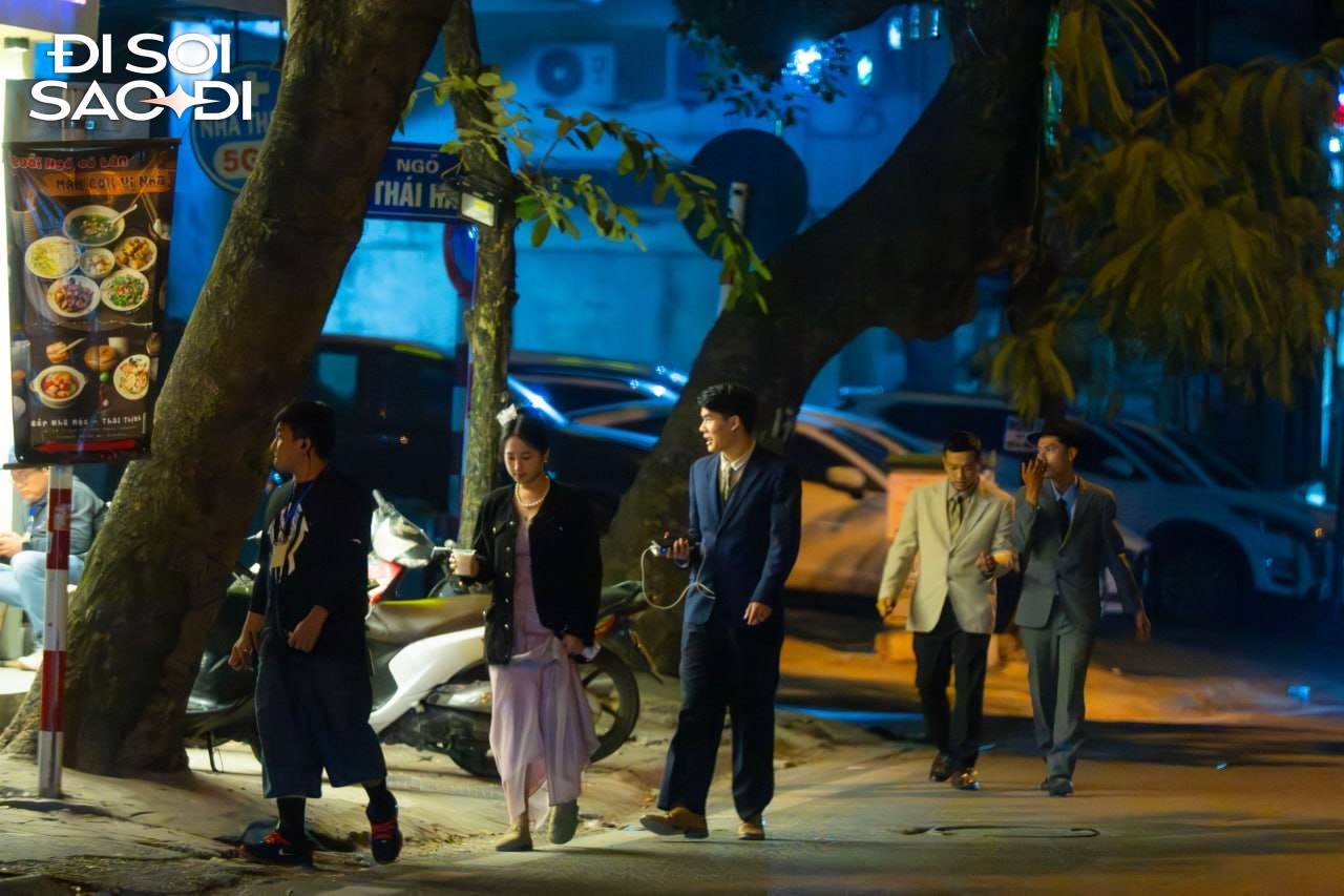 Zoom cận trường quay phim mới của Suzy - Kim Seon Ho ở Hà Nội- Ảnh 2.