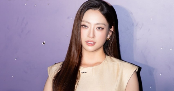 Lương Thùy Linh khoe cặp "kiếm Nhật" 1m22 trên thảm đen, nhan sắc qua camera thường lần này thế nào? photo0001 1765550305821 17655503061001327962753 115 0 562 853 crop 17655506730771255640731jpg