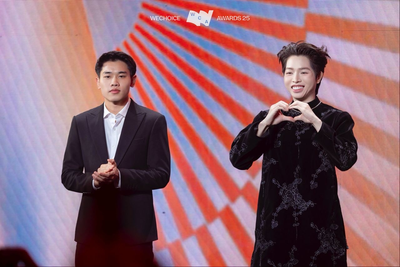 Tóm Đức Phúc - Đình Bắc trò chuyện rôm rả ở WeChoice Awards, 1 chi tiết lạ được netizen bàn tán không ngớt- Ảnh 3.