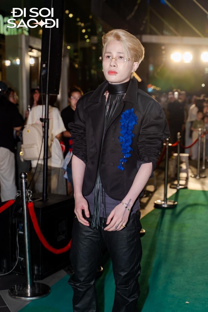 Hành động của Trường Giang với Jack trên thảm đỏ gây xôn xao cõi mạng- Ảnh 2.