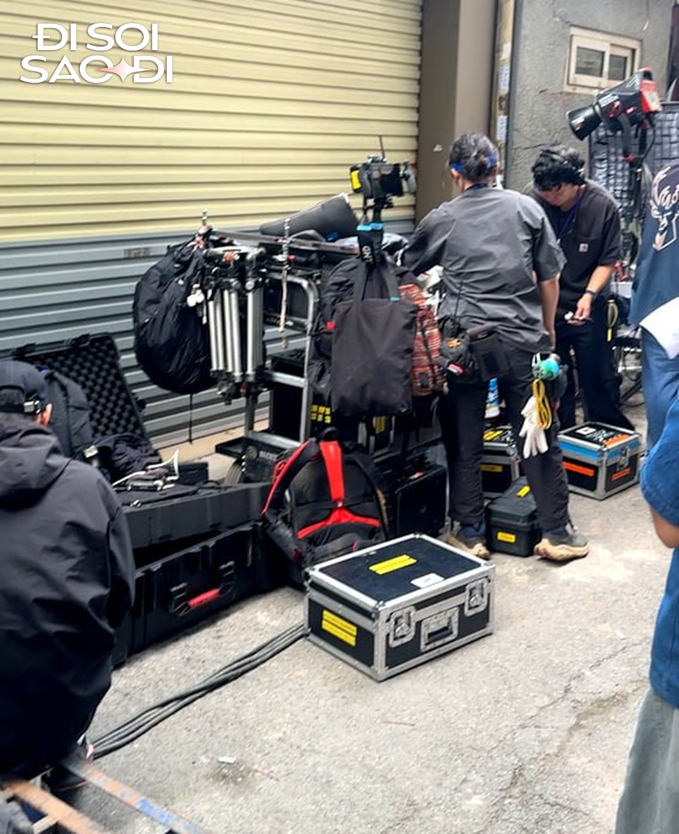 Zoom cận trường quay phim mới của Suzy - Kim Seon Ho ở Hà Nội- Ảnh 4.