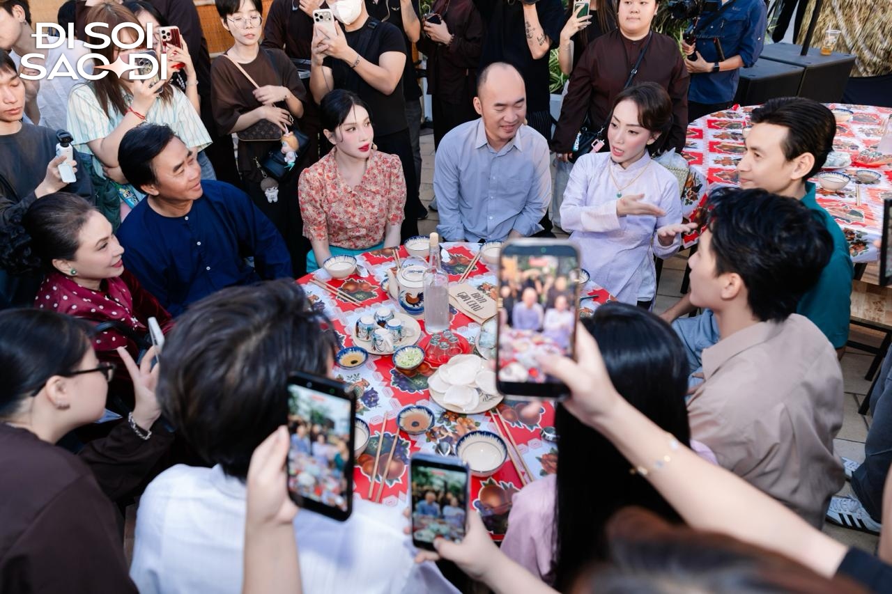 Cặp sao Việt công khai bồng bế nhau gây bão MXH: Nhà gái xinh như mộng, nhà trai lộ rõ vẻ si mê khó chối cãi- Ảnh 13.