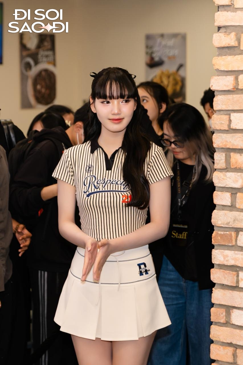 Danh tính cô gái vừa bước ra sân pickleball đã khiến tất cả xuýt xoa: Danh tính cô gái vừa bước ra sân pickleball đã khiến tất cả xuýt xoa: