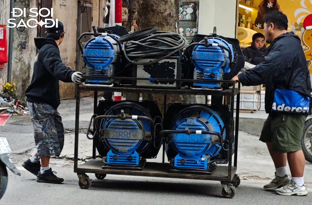 Zoom cận trường quay phim mới của Suzy - Kim Seon Ho ở Hà Nội- Ảnh 8.