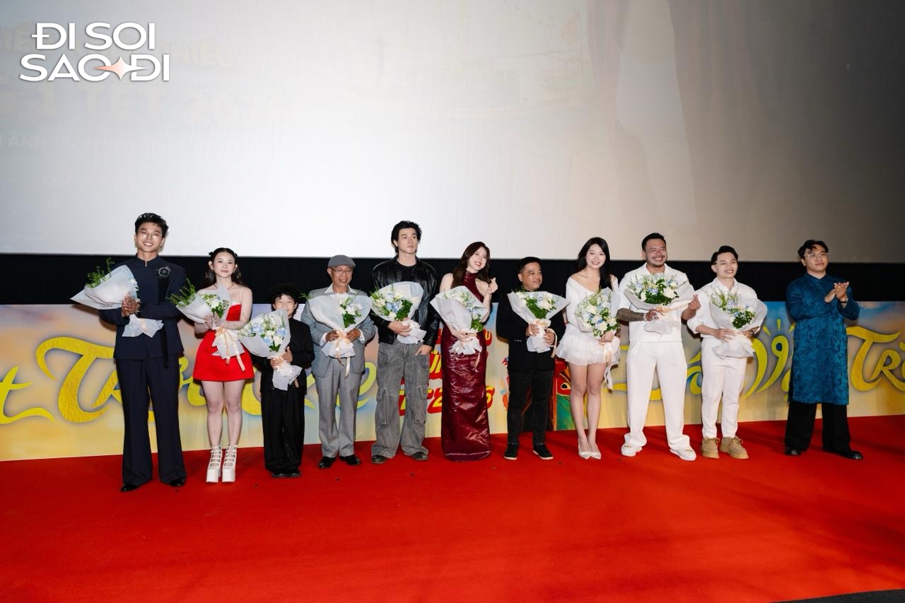 Bắt gặp Phương Anh Đào khoác tay trai lạ cực tình tứ, hoá ra là crush quốc dân điển trai ăn đứt Tuấn Trần- Ảnh 2.