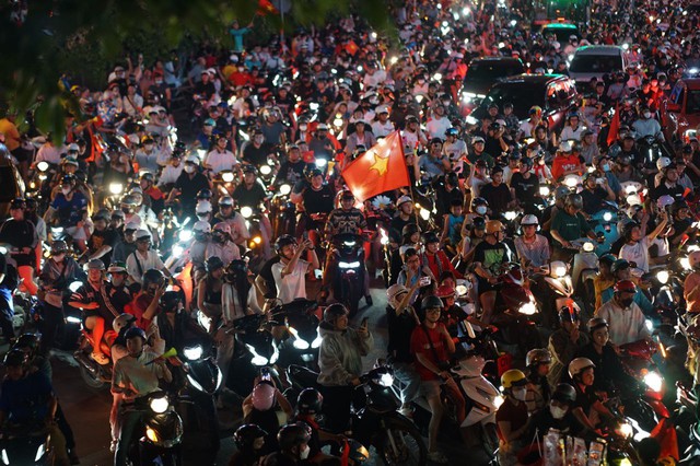 Em gái Trấn Thành cùng bạn trai là ca sĩ nổi tiếng xuống đường đi bão mừng tuyển Việt Nam vô địch Đông Nam Á- Ảnh 4.