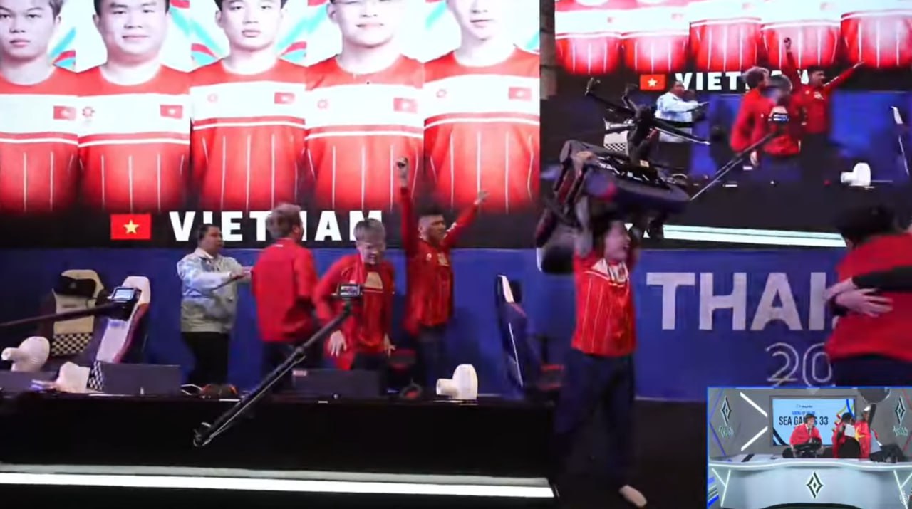 Khoảnh khắc đặc biệt nhất ngày hôm nay: Tuyển thủ Việt Nam nâng ghế ăn mừng Huy chương Vàng SEA Games- Ảnh 1.