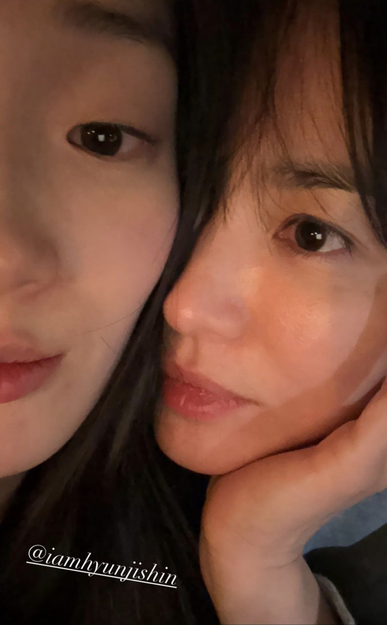 Nổ tung MXH: Song Hye Kyo trượt tay đăng ảnh má kề má với 1 người hậu ly hôn Song Joong Ki- Ảnh 1.