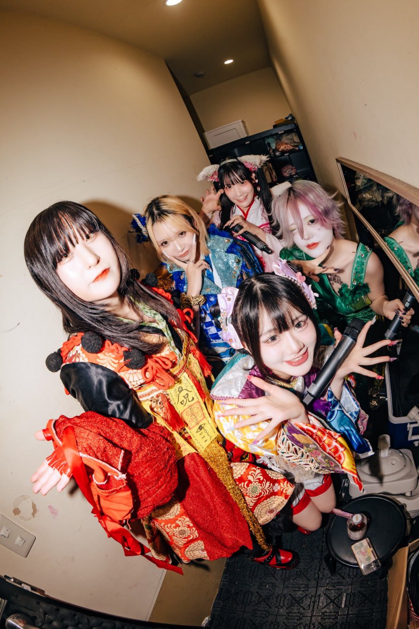 Nhóm nữ cả cõi mạng kêu gọi tan rã: Mặc đồ bơi biểu diễn dưới trời tuyết, bị đe doạ phải đóng phim người lớn- Ảnh 7.