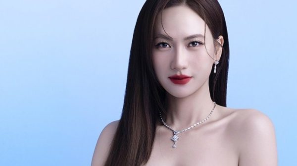 Phương Anh Đào: Nhan sắc chín muồi ‘gấp đôi visual’ với trang sức kim cương PNJ phuong anh dao av 1766476548 303 width740height495 auto cropjpg