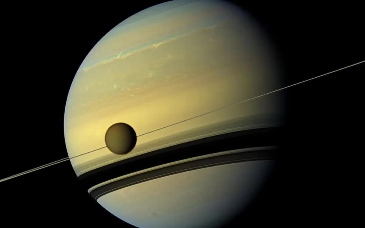 Sao Thổ và vệ tinh Titan nhìn từ tàu Cassini (Ảnh: NASA/JPL-Caltech/Space Science Institute)