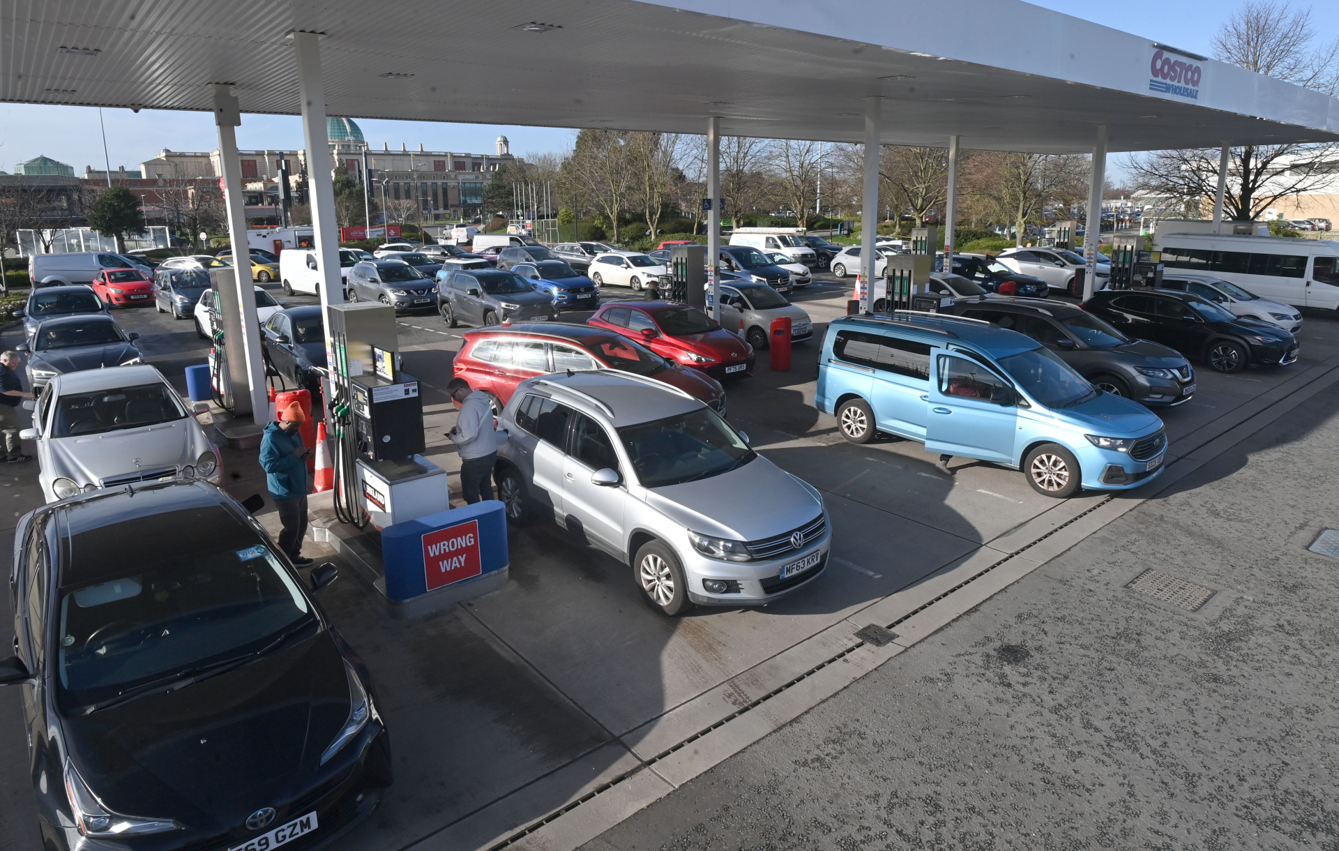 Giá xăng tăng mạnh vì tình hình Trung Đông bất ổn, người dân xếp hàng cả tiếng chờ đổ- Ảnh 2.