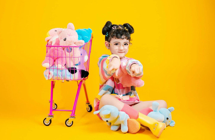 Mẹ An Nhiên cho biết, dù con gái nổi tiếng từ bé nhưng được dạy dỗ rất nghiêm khắc. Từ cách chào hỏi đến thái độ khi hợp tác làm việc với người lớn, cô bé luôn lễ phép, ngoan ngoãn và hoàn thành tốt vai trò của mình.