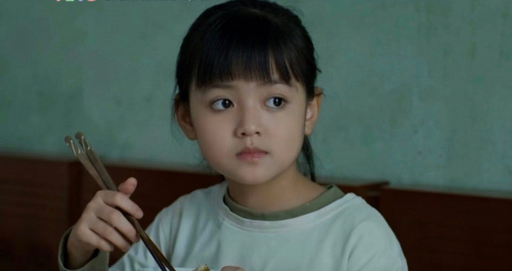 Tuổi còn nhỏ nhưng Nhi đã phải trải qua biến cố lớn khi mẹ mất sớm và về sống cùng người bố không biết mặt suốt nhiều năm. Sự hiểu chuyện của một cô bé khiến khán giả không khỏi xúc động.