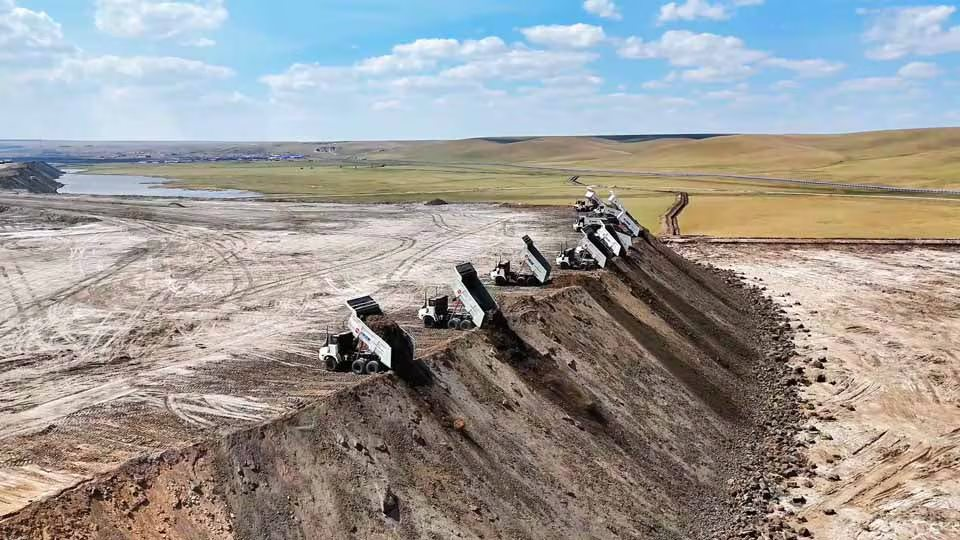 Phát hiện 100 xe tải Trung Quốc không người lái, hoạt động liên tục 24/7, bí mật khai thác kho báu lộ thiên lớn chưa từng có- Ảnh 4.