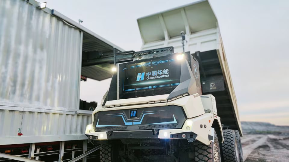 Phát hiện 100 xe tải Trung Quốc không người lái, hoạt động liên tục 24/7, bí mật khai thác kho báu lộ thiên lớn chưa từng có- Ảnh 2.