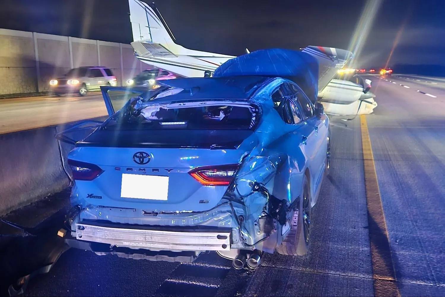 Kinh hoàng cảnh máy bay rơi xuống đường, đâm thẳng vào ô tô trên cao tốc- Ảnh 2.