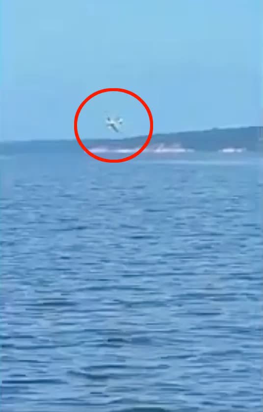 Brazil: Máy bay lao đầu xuống sông, vỡ tan thành nhiều mảnh- Ảnh 1.