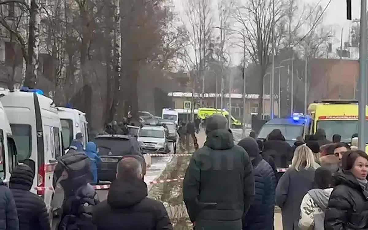 Nhiều phụ huynh tập trung trước cổng Trường Uspenskaya sau vụ đâm dao (Ảnh: Telegram)