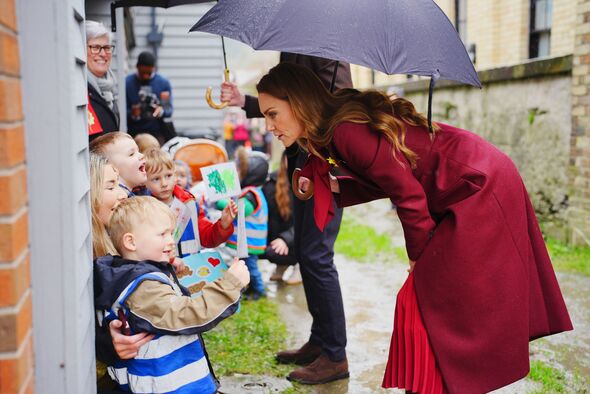 Bất chấp mưa lạnh, Vương phi Kate cùng chồng