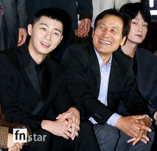 Tang lễ nam diễn viên quốc dân vừa qua đời: Lee Jung Jae - Jung Woo Sung khiêng linh cữu- Ảnh 4.