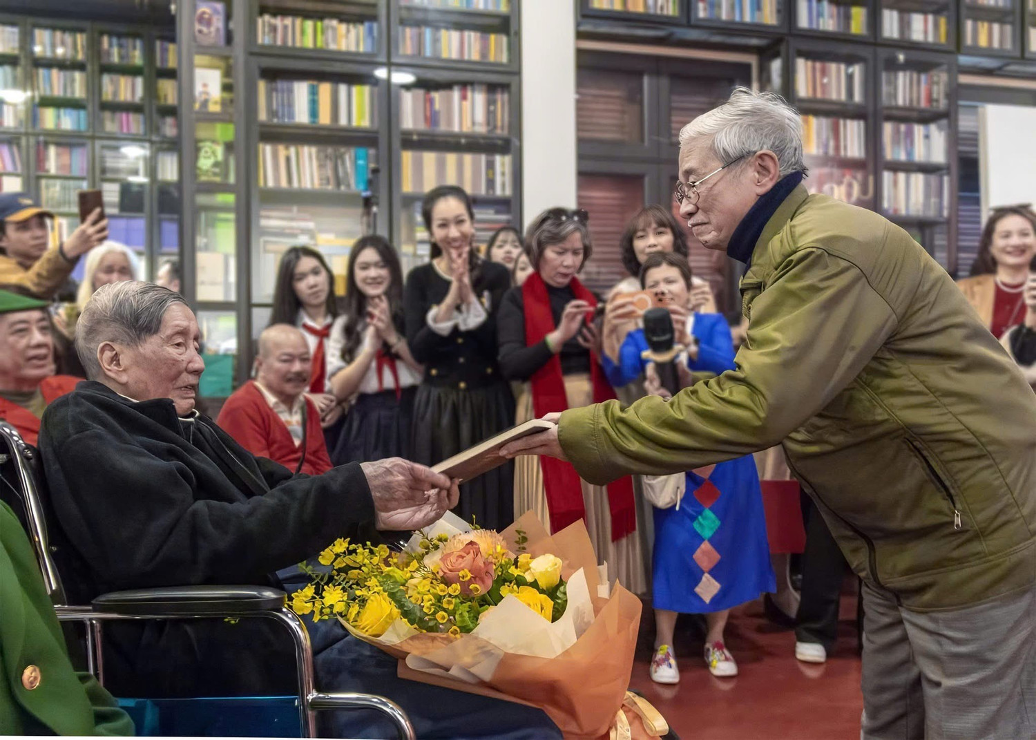 Nhạc sĩ ở nhà tập thể phố Vạn Bảo, Hà Nội: U100 vẫn nhận giải thưởng khủng và mối tình sâu nặng với vợ- Ảnh 2.