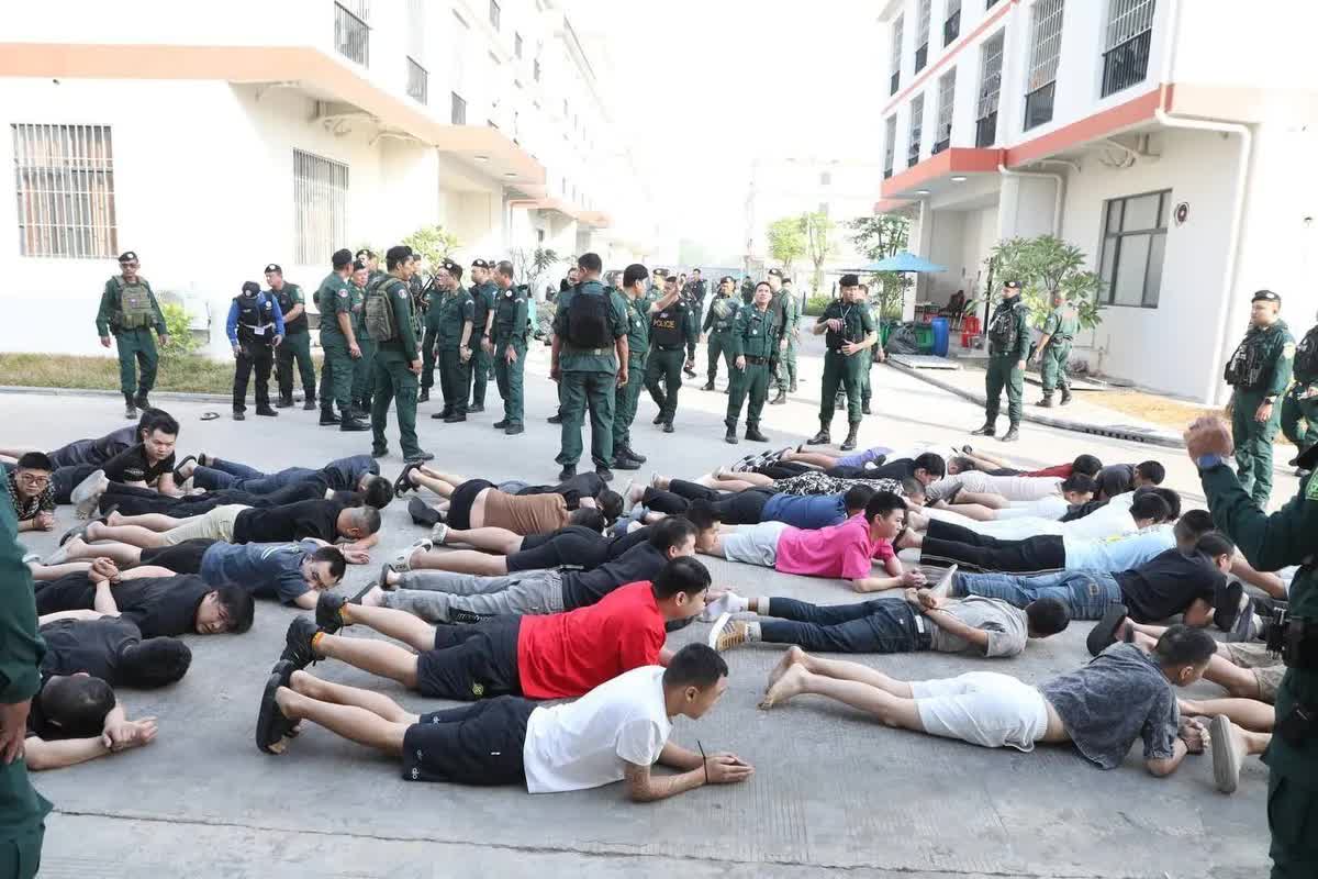 Campuchia triệt phá trung tâm lừa đảo lớn, bắt giữ hơn 2.000 người nước ngoài- Ảnh 5.