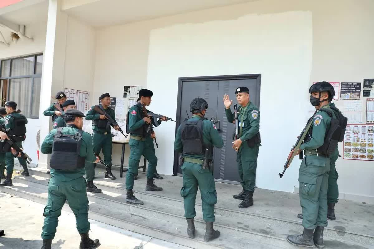 Campuchia triệt phá trung tâm lừa đảo lớn, bắt giữ hơn 2.000 người nước ngoài- Ảnh 2.