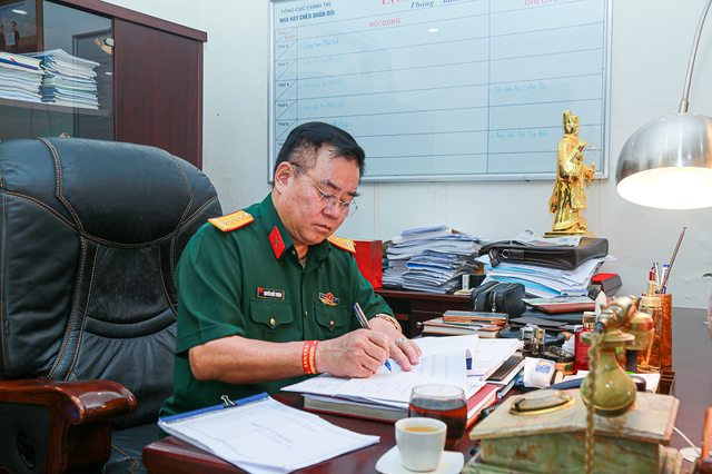 Nam NSND, đại tá lấy vợ diễn viên kém 13 tuổi, sở hữu biệt thự mặt tiền 4 tầng ở đường Xuân Đỉnh- Ảnh 2.