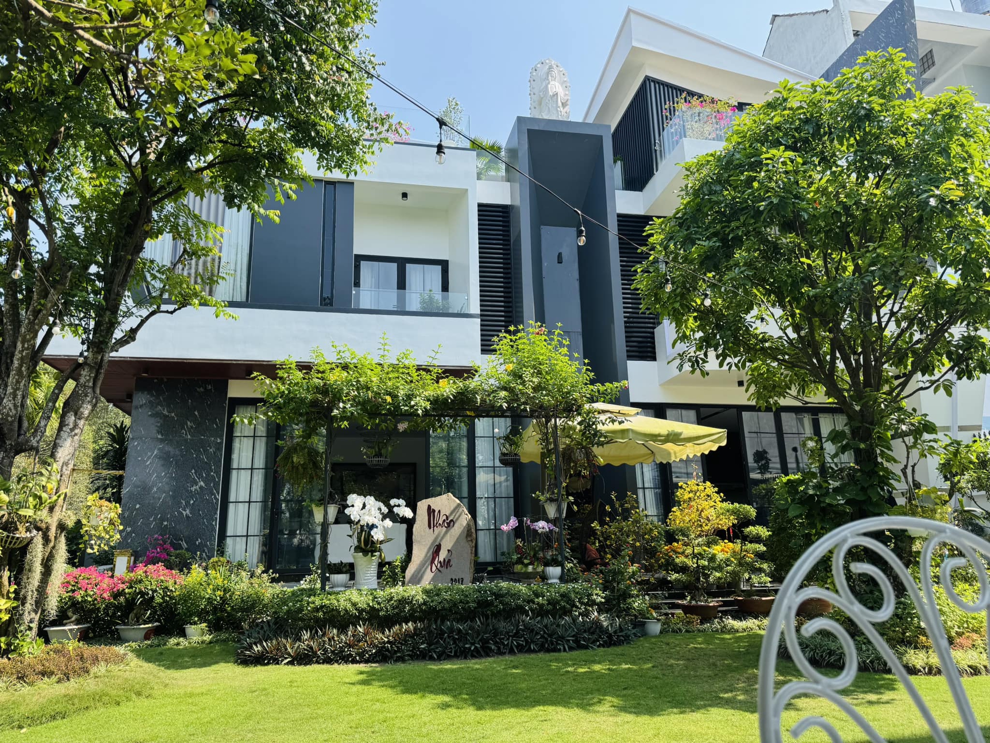 Lộ ảnh Ngọc Trinh ra mắt gia đình 1 nam diễn viên Vbiz giàu có, đẹp trai- Ảnh 6.