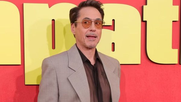 Robert Downey Jr. Được Đối Đãi Như “Vua” Trên Phim Trường Avengers: Doomsday rb wssrjpg