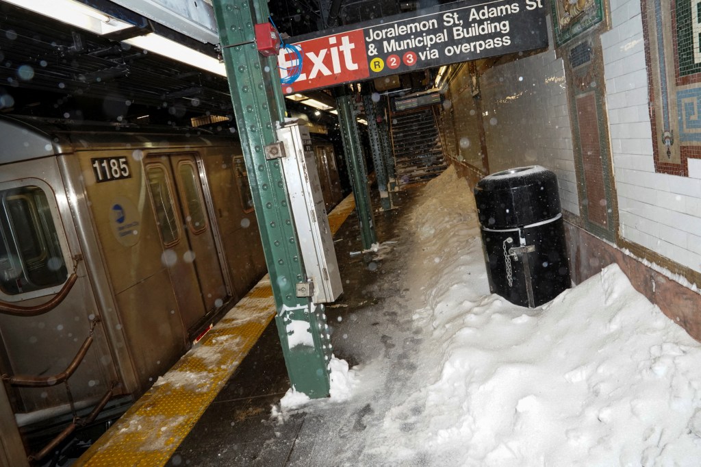 Thảm hoạ tuyết trắng lịch sử tại Mỹ khiến ít nhất 28 người thiệt mạng, nhiều trường hợp vô cùng thương tâm- Ảnh 1.